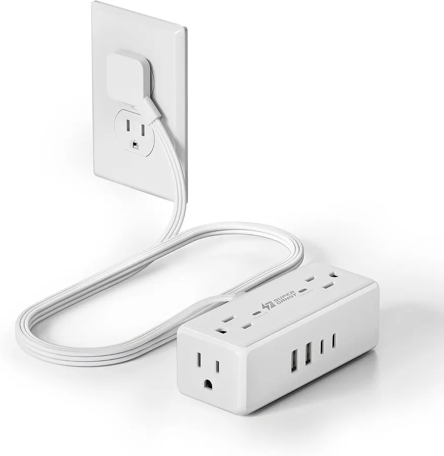 Regleta de potencia 0.9M con 4 tomas, 2 puertos USB-C y 2 USB-A, protección contra sobretensión, SUPERDANNY blanca — imagen 1