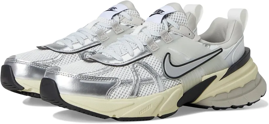 Zapatillas Nike V2K Run para mujer en Summit White/Metallic Silver, Talla 9.5 — imagen 1